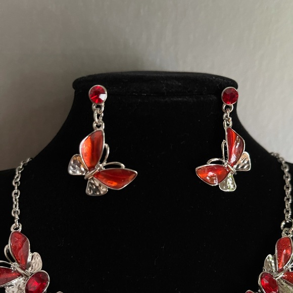BEAUTIFUL Butterfly necklace w/matching earrings, available in multiple colors! - Picture 3 of 10